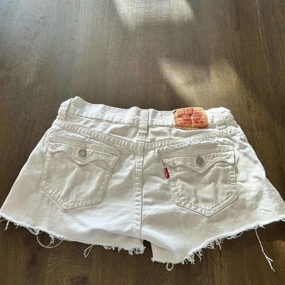 Levi’s 542 white low rise denim shorts